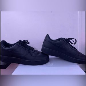 Selling black Air Force ones used